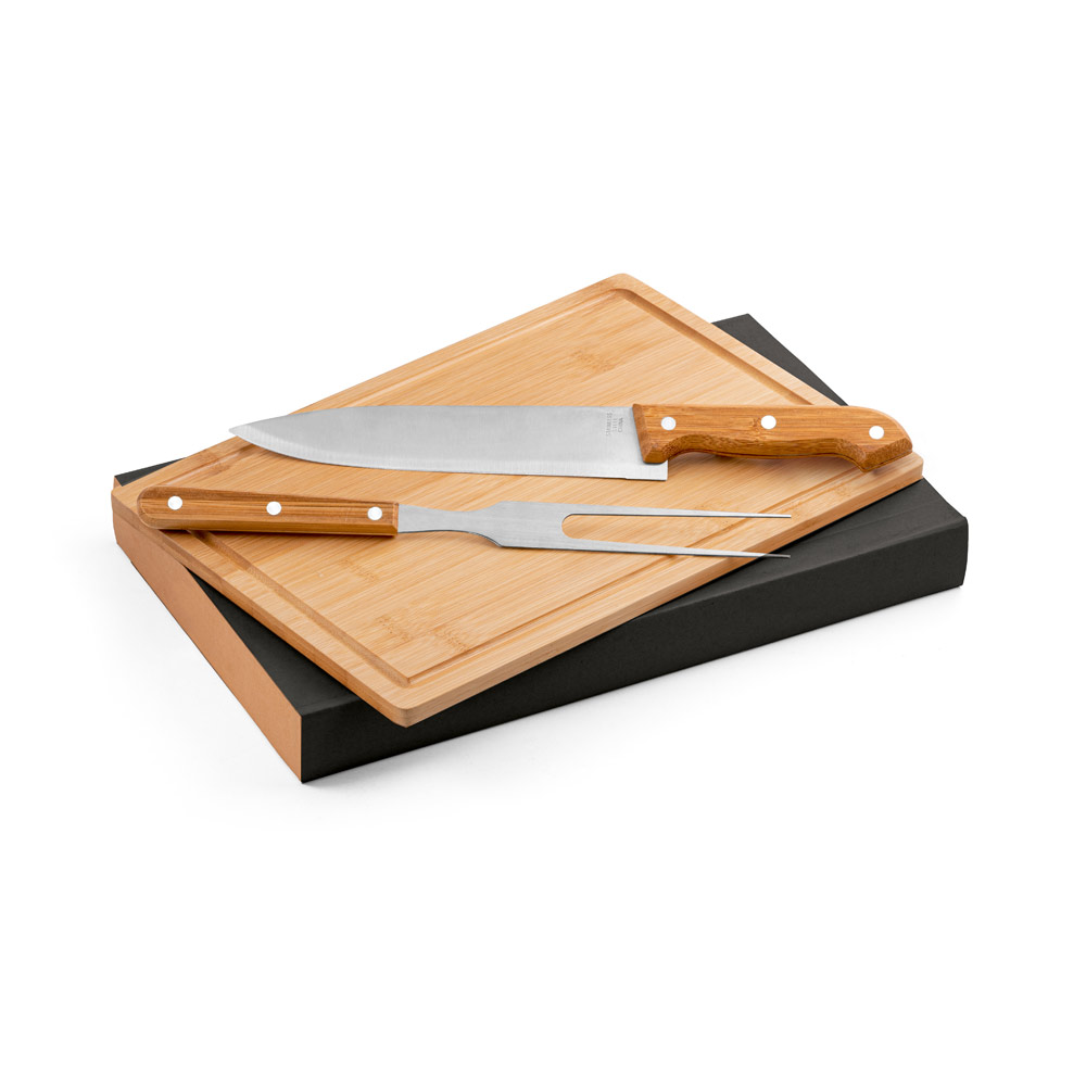 ALIOLI BOARD. Kit churrasco em caixa kraft com tábua em bambu e 2 utensílios em aço inox e bambu