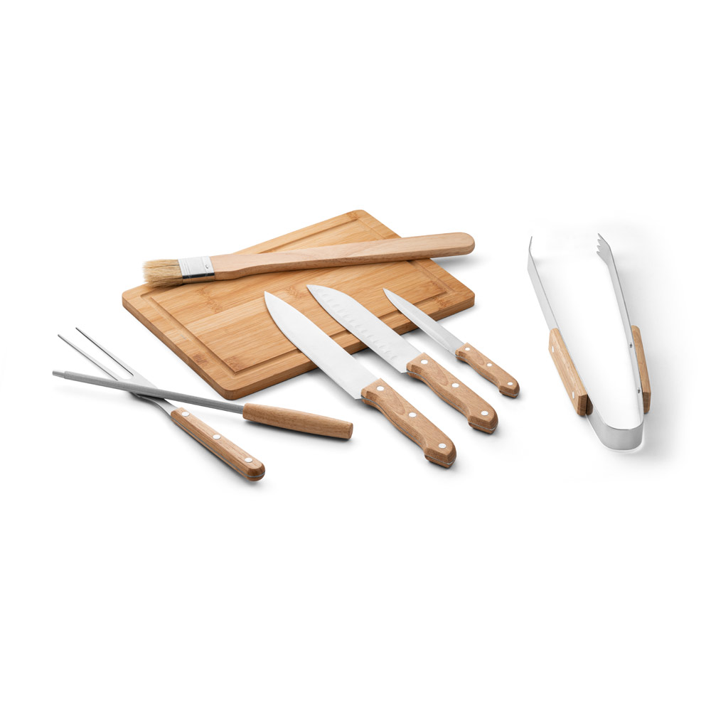 TERIYAKI. Kit churrasco em estojo de PU e 210D com tábua em bambu e 7 utensílios em aço inox e madeira de seringueira