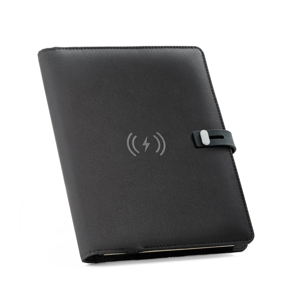 ELEVATE A5 FOLDER. Pasta A5 em poliéster 100% reciclado 300D com carregador wireless embutido 5'000 mAh e bloco com 1280 páginas pautadas