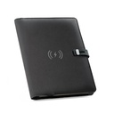 ELEVATE A5 FOLDER. Pasta A5 em poliéster 100% reciclado 300D com carregador wireless embutido 5'000 mAh e bloco com 1280 páginas pautadas