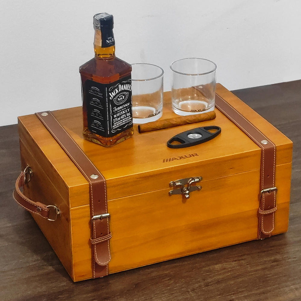 Kit de Brinde Personalizado para Amantes de Whisky e Charuto: Elegância e Sabor em Cada Detalhe